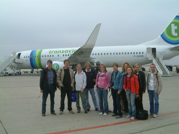 A la descente de l'avion, un brin endormis!