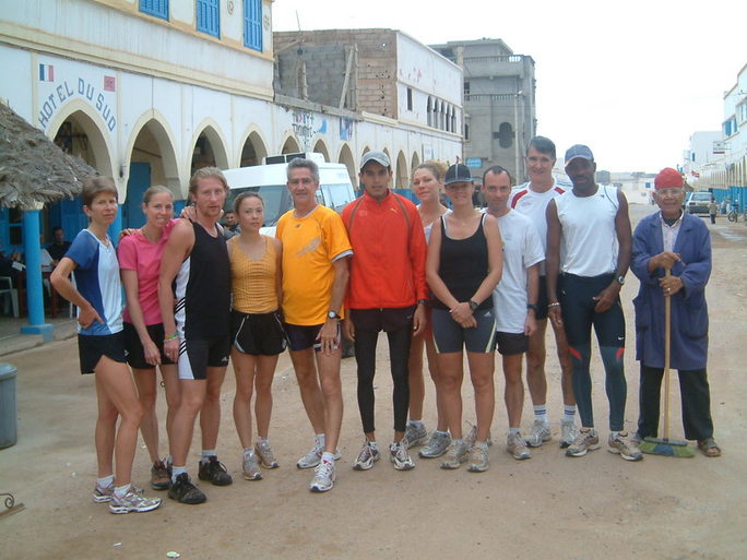 La  team avec au cente Mohamed El'Rouch (1h06 sur son 1°semi!) et l'homme au balai à droite!