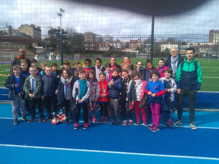Nos jeunes à l'arrivée sur le stade avant la pluie Nos jeunes à l'arrivée sur le stade avant la pluie