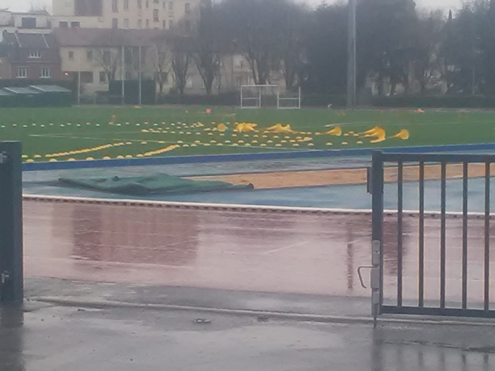 Le stade déserté sous les trombes d'eau Le stade déserté sous les trombes d'eau