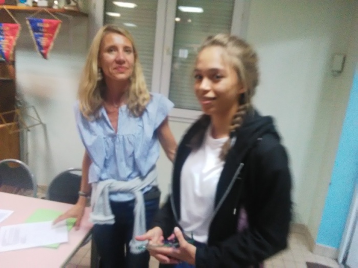 Remise de récompense à Shenora Bourlon, meilleur espoir.