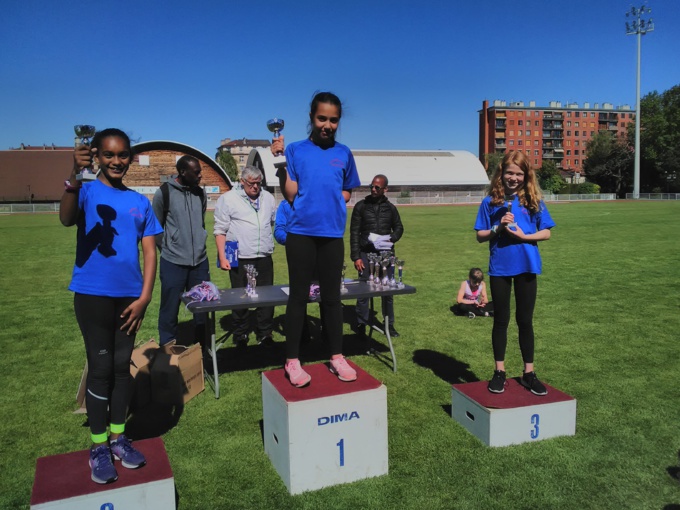 Trois poussines sur le podium