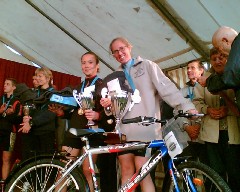 La joie d'Heidi d'avoir remporté un Vélo ainsi qu'une MA-GNI-FI-QUE Trotinette!