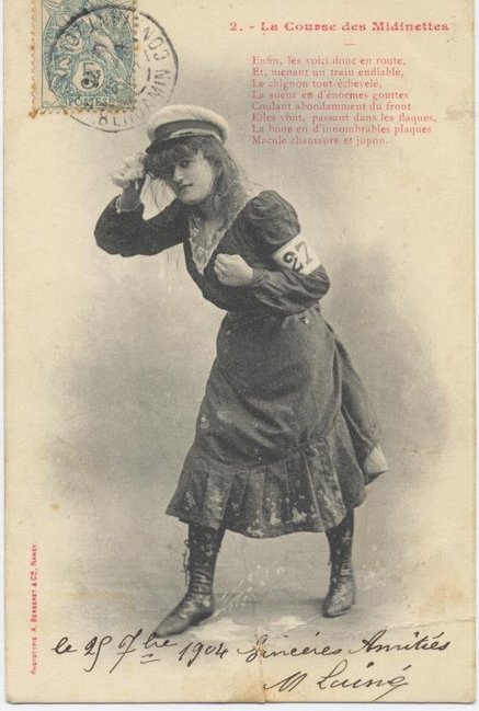 1903: 1° course des midinettes. Le public n'a pas encore dans l'oeil la silhouette de la femme faisant du sport ; les efforts des concurrentes étaient inconnus, et beaucoup semblèrent laides de geste 1903: 1° course des midinettes. Le public n'a pas encore dans l'oeil la silhouette de la femme faisant du sport ; les efforts des concurrentes étaient inconnus, et beaucoup semblèrent laides de geste