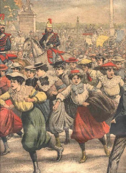 Costumes de ville avec chapeau, voilette, ombrelle, cotoyaient les culottes de cycliste, mais la majorité avait adapté leur jupe classique. Costumes de ville avec chapeau, voilette, ombrelle, cotoyaient les culottes de cycliste, mais la majorité avait adapté leur jupe classique.