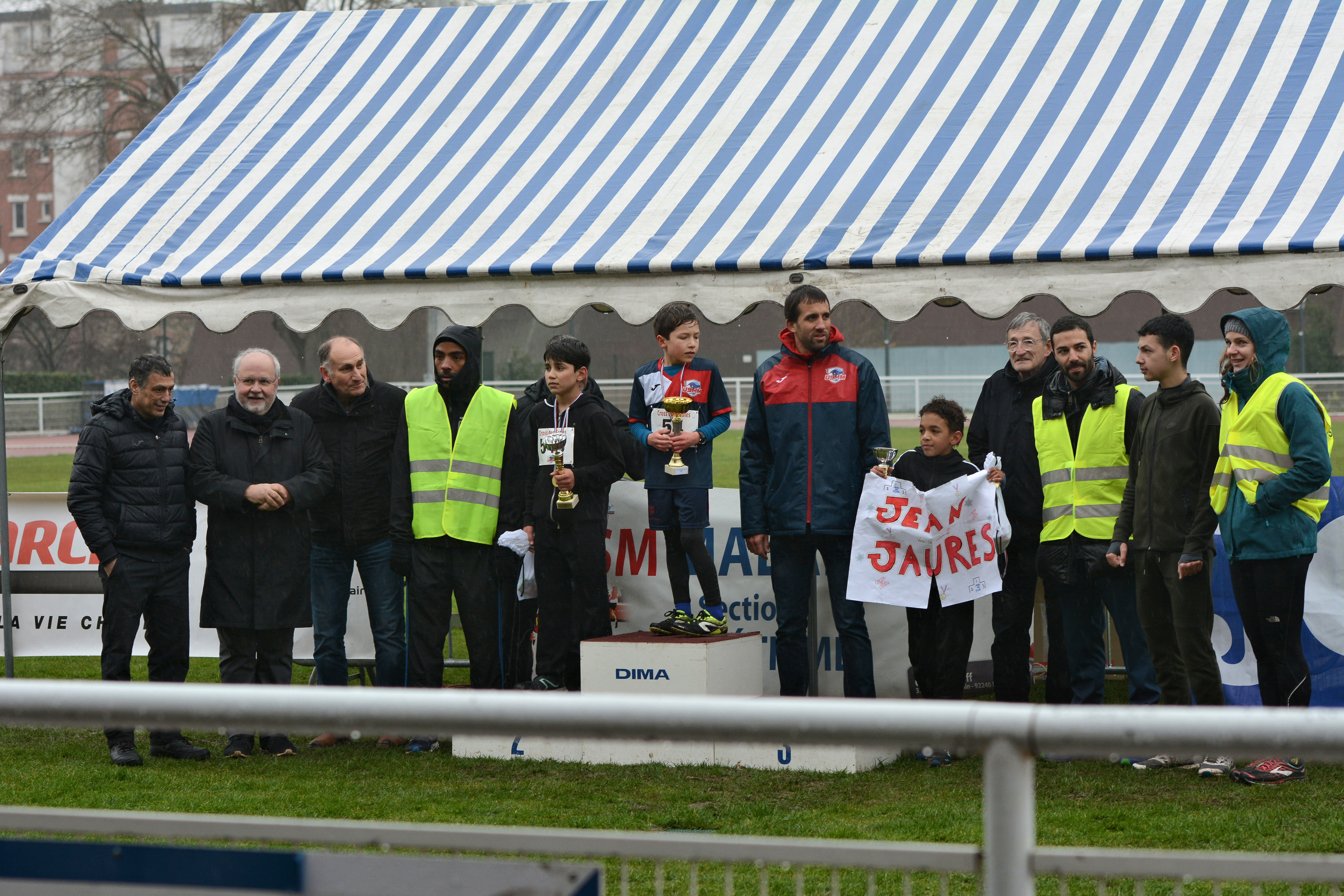 Le podium de la course CM2 garçons en compagnie des officiels et des meneurs d'allure