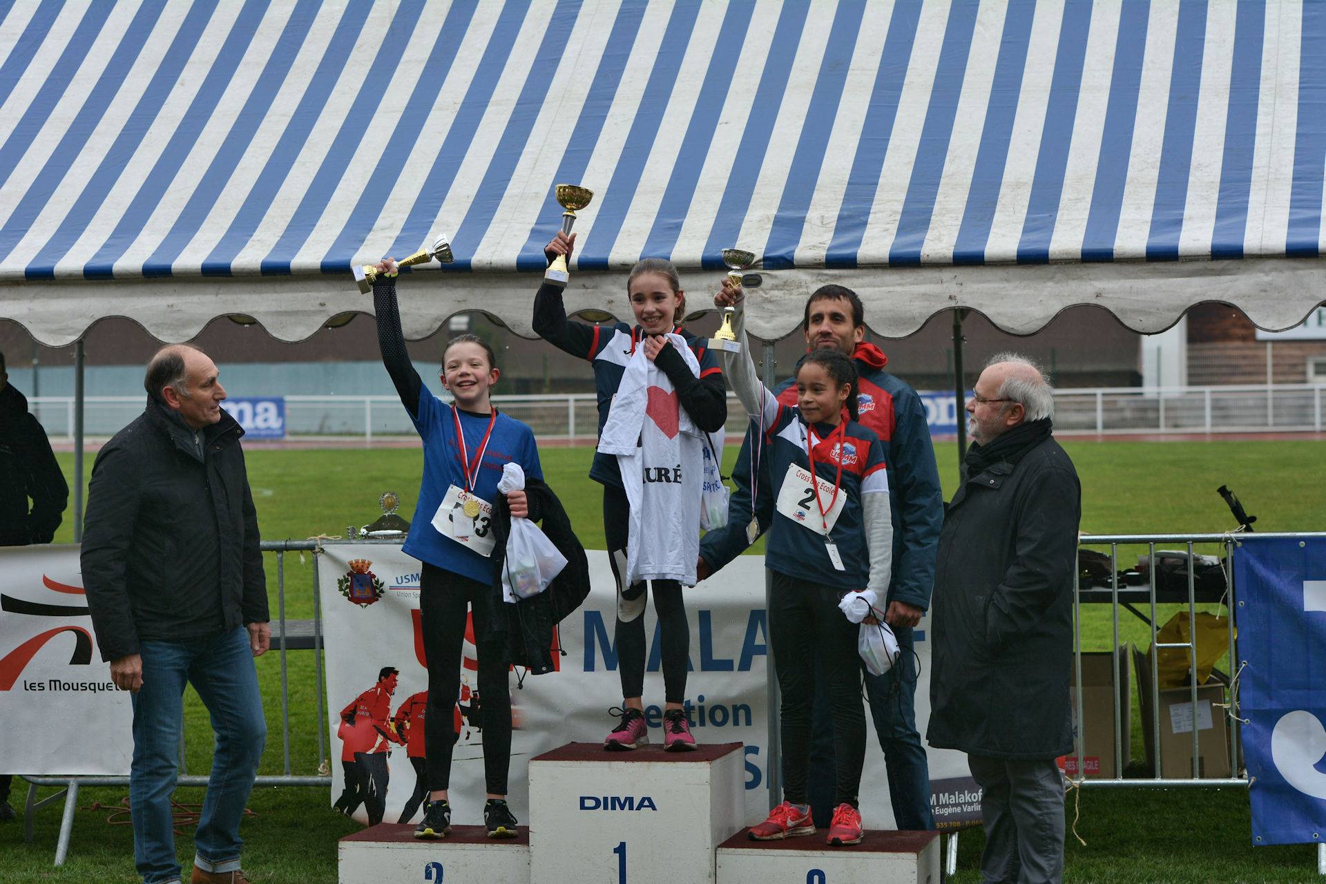 Podium de la course des CM2 filles avec les coprésidents de l'USMM et le président de la section athlétisme