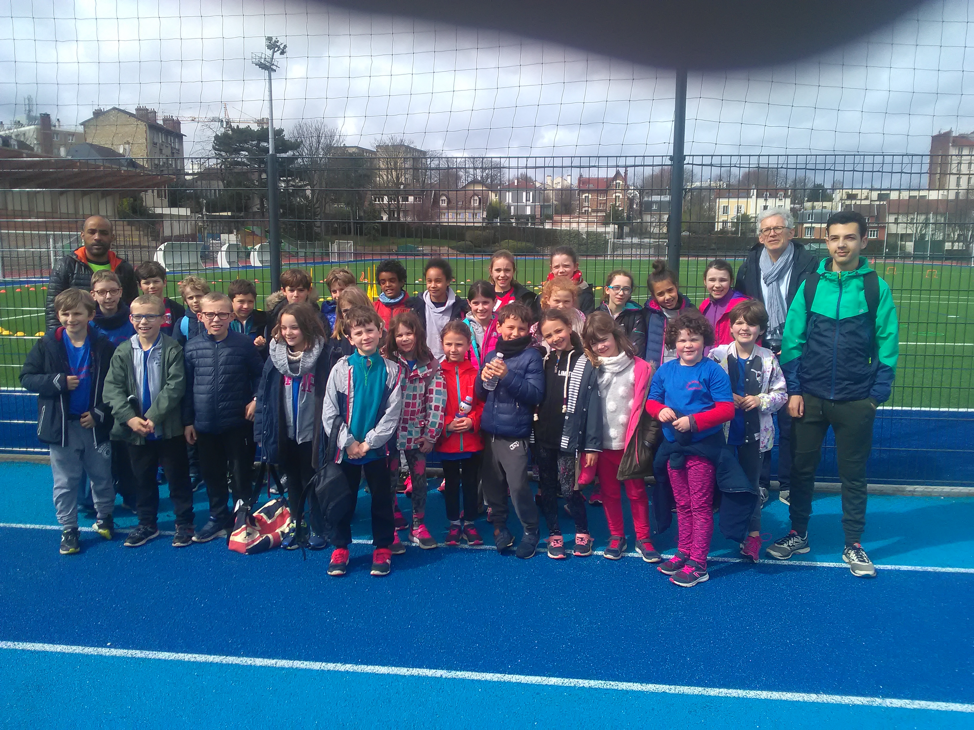 Nos jeunes à l'arrivée sur le stade avant la pluie Nos jeunes à l'arrivée sur le stade avant la pluie