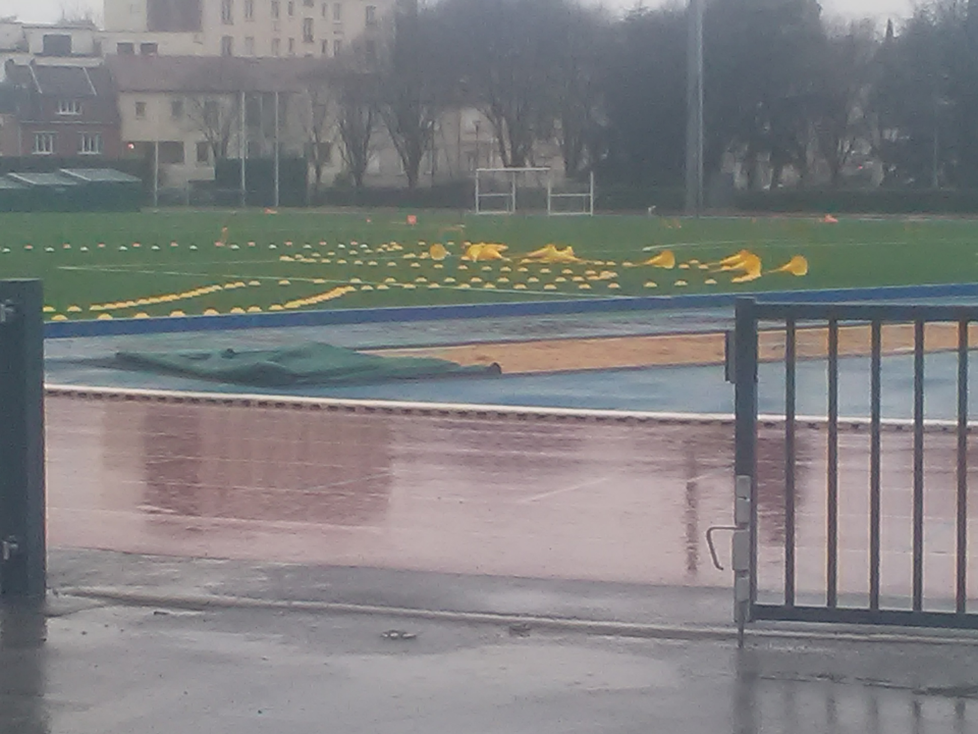 Le stade déserté sous les trombes d'eau Le stade déserté sous les trombes d'eau