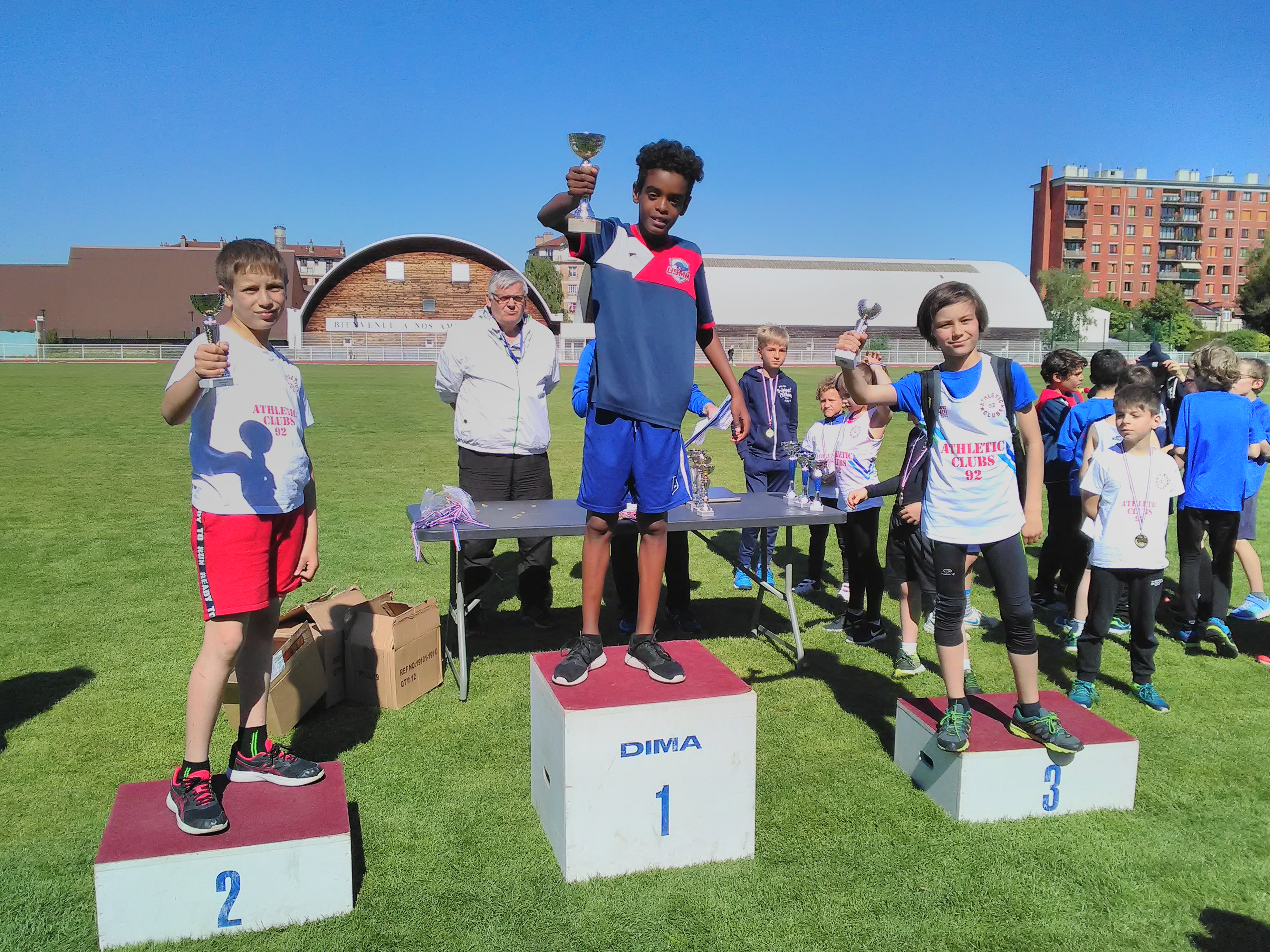 Raoni Travailleur devant deux jeunes d'Antony Raoni Travailleur devant deux jeunes d'Antony